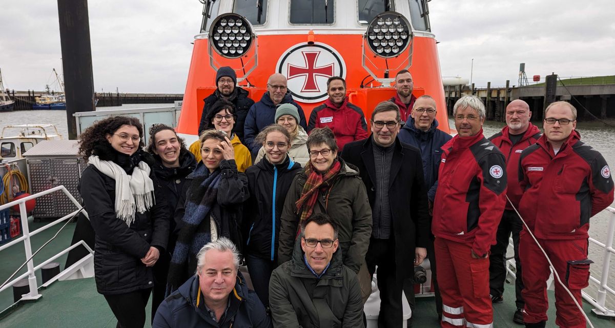 Teilnehmende des Blockseminars im Medizinstudium an der Carl von Ossietzky Universität Oldenburg beim Besuch der DGzRS Station Hooksiel.
