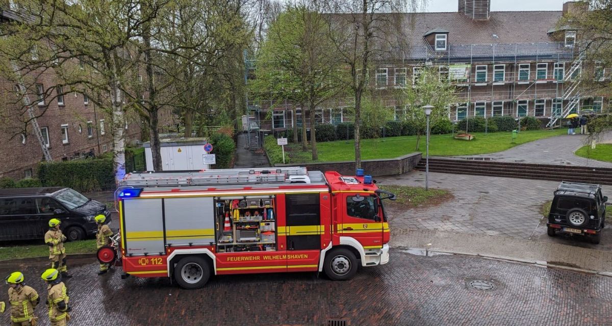 Feuerwehrfahrzeuge und Leute befinden sich vor dem Nordsee-Campus in Wilhelmshaven