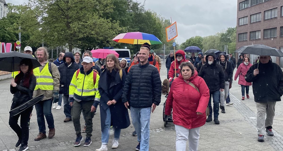 Teilnehmende des Protesttages für Inklusion auf dem Valoisplatz in Wilhelmshaven.