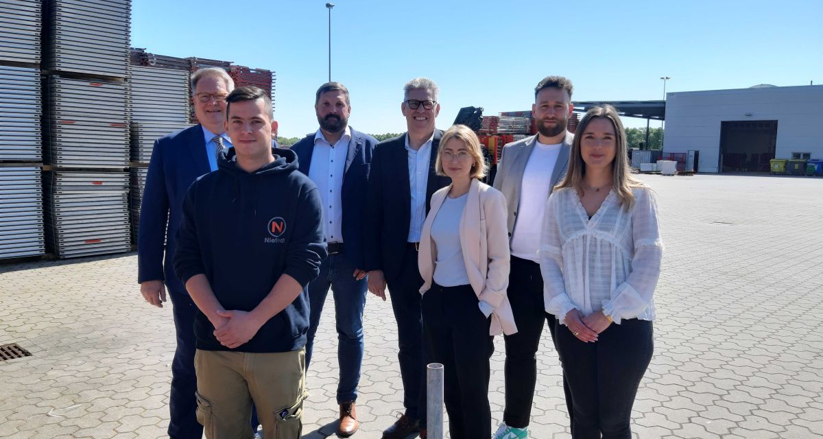 Geschäftsführer Tom Nietiedt, Personal und Abteilungsleiter Mark Robin Volkers, Bereichsleiterin der Arbeitsagentur Oldenburg-Wilhelmshaven Sarah Polek, Leiter Geschäftsbereich Bildung der Oldb. IHK Stefan Bünting, und Azubi Tom Bätz und Luisa Neumann