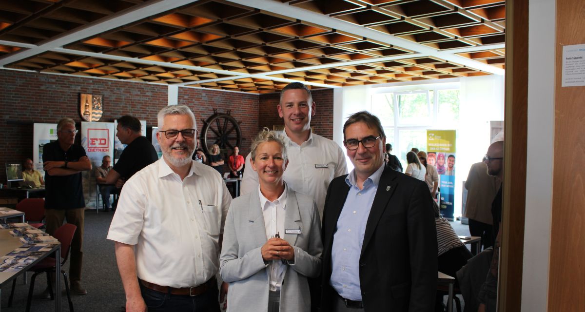 Auftakt zur Reihe von Jobmessen für Geflüchtete in Friesland im Rathaus Sande. Im Rathaus stehen inmitten der Messeteilnehmer*innen (vlnr): Bürgermeister Stephan Eiklenborg, Anne Hanenkamp von Arbeitgeberservice des Jobcenters, Jobcenter-Leiter Andreas Bruns und Landrat Sven Ambrosy.
