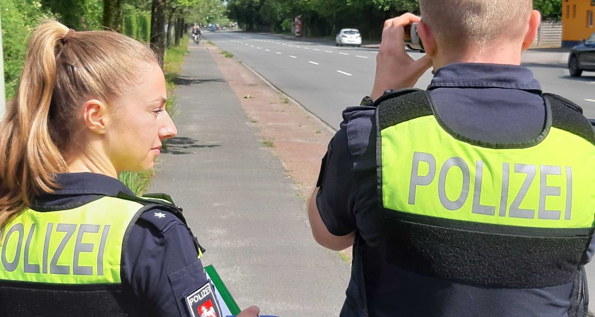 Polizeibeamt*innen messen die Geschwindigkeit auf der Freiligrathstraße