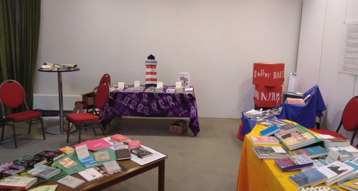 Einige der Messetische, die im Rahmen der Kleinen Buchmesse im historischen Wasserturm an der Wilhelmshavener Gökerstraße aufgestellt sind.