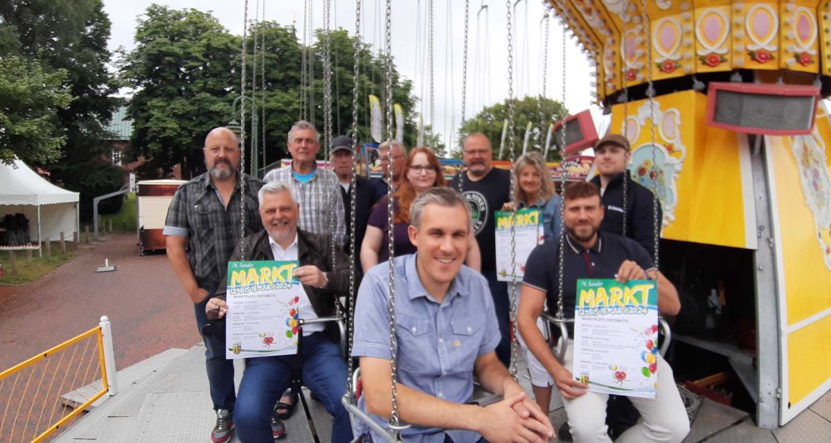 die Organisator*innen des Sander Markts auf einem Kettenkarussell