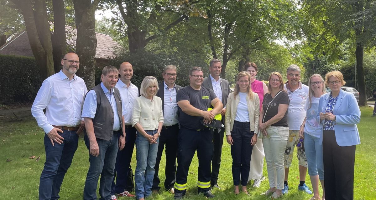 landesparlamentarier*inen und Kommunalpolitiker bei der Feuerwehr in Cleverns
