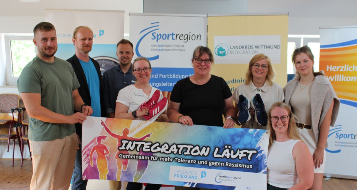 Sechs Menschen halten das Banner für die Aktion 