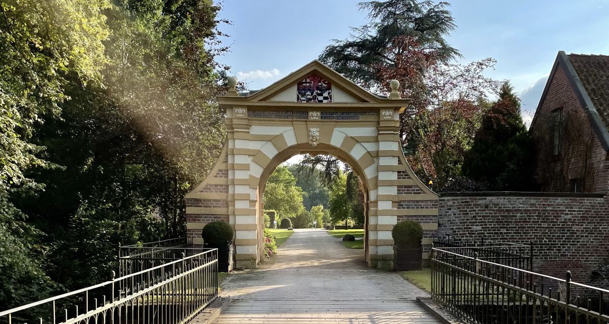 Holzsteg führt zu Torbogen