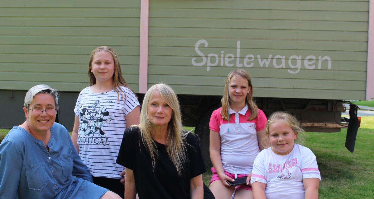 Fünf Menschen vor bBuwagen