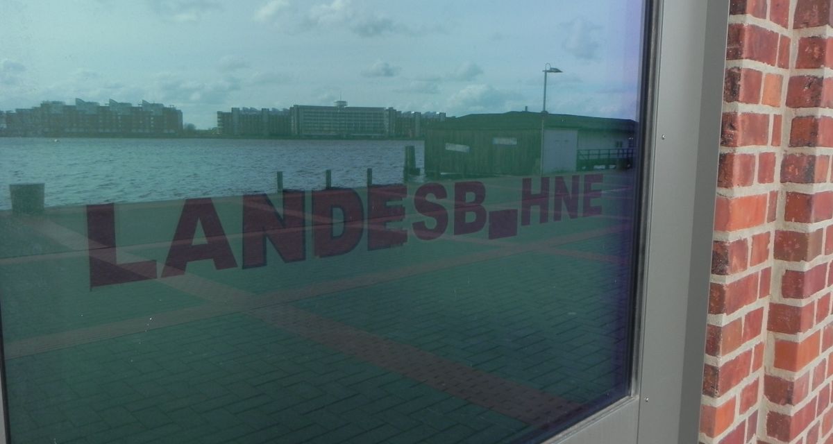 verspiegelter Schriftzug Landesbühne