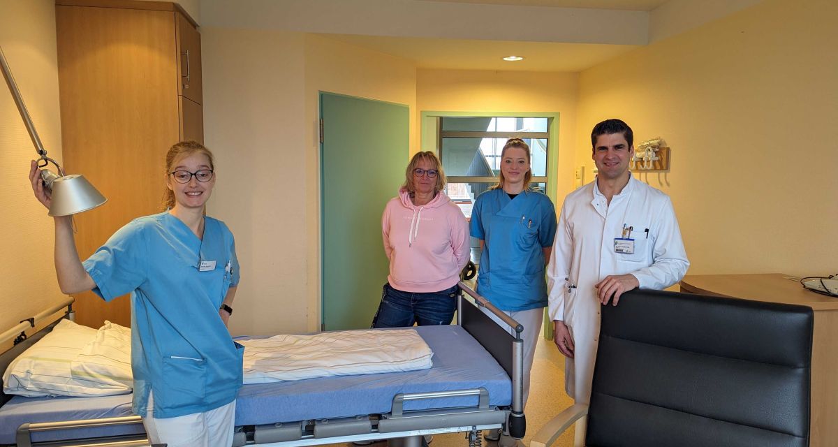 Mitarbeiter*innen des Adipositas-Zentrums Varel stehen in einem Patientenzimmer