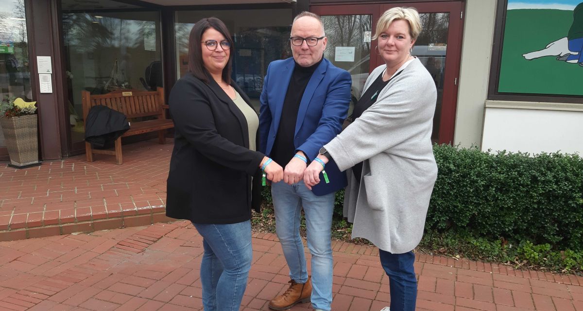 Spendenlauf Hospiz 2024 auf dem Bild, Kira Plöger, Leitung Friedel-Orth-Hospiz, Rolf Oppenländer Moderator des Spendenlaufes und Sandra Ecke Leitung Kinderhospiz