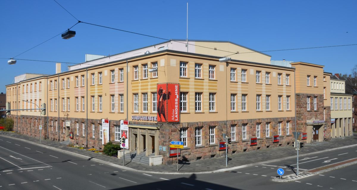 Zu sehen ist das Gebäude des Wilhelmshavener Stadttheaters, Spielort der Landesbühne Niedersachsen Nord.