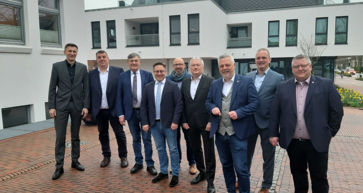 Bürgermeister Mario Szlekak, Jan Edo Albers, Gerhard Böhling, Stephan Eiklenborg und Oberbürgermeister Carsten Feist bei der Interkommunellen Konferenz für Wohn- und Gewerbe Baubereiche in Jever zum Austausch von Schwerpunkten der verschiedenen Kommunen