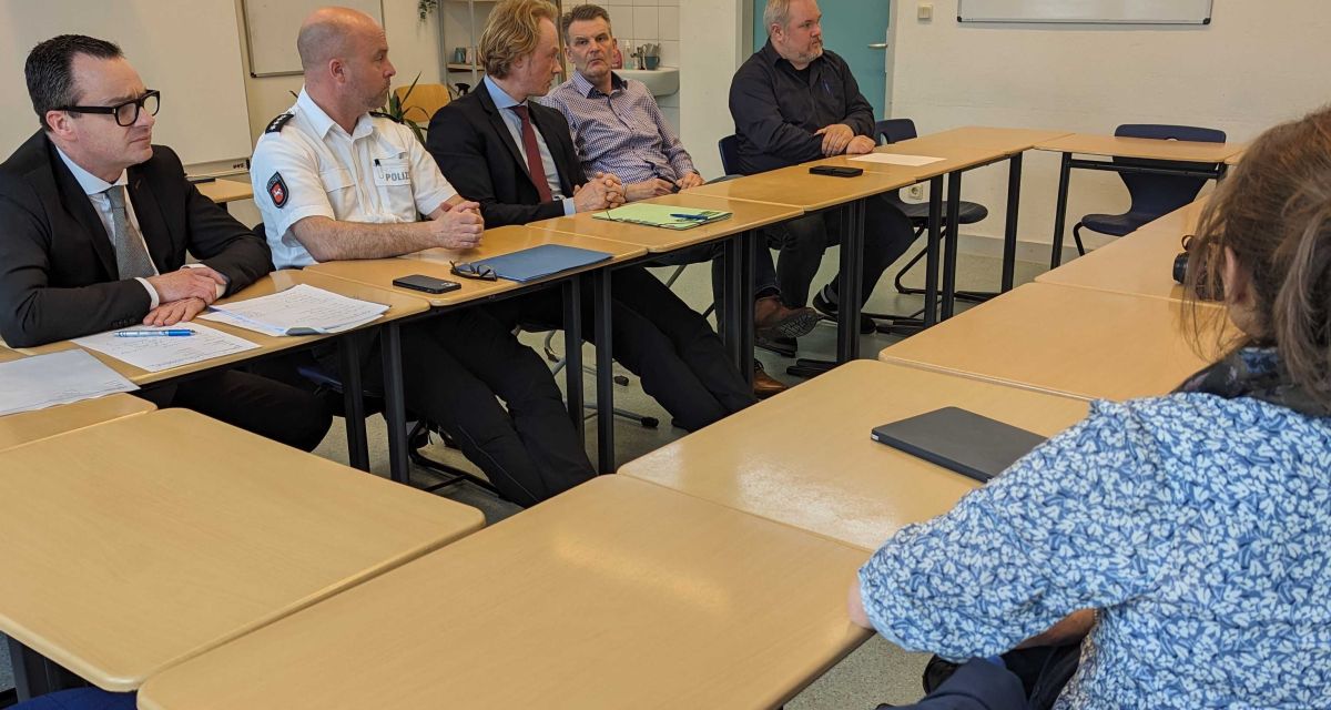 Vertreter der Polizei, Schule und Stadt besprechen die Folgen des vorgetäuschten Amoklaufs an der Oberschule Stadtmitte.