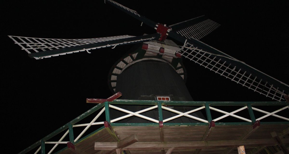 Die Kopperhörner Mühle aus Froschperspektive vor dunklem Himmel