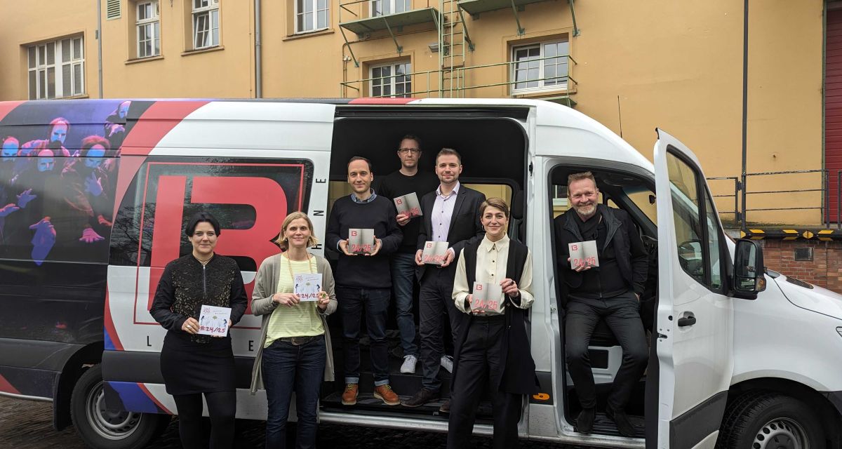 Die Landesbühne Niedersachsen Nord stellt das Spielplanheft für die Spielzeit 2024/2025 vor.