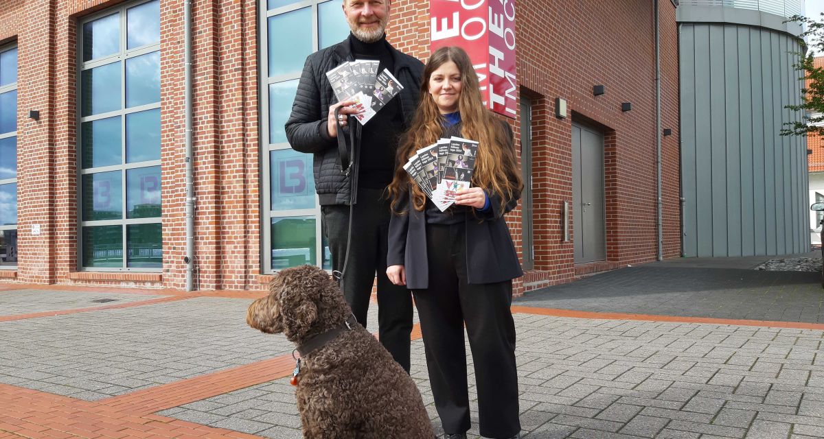 Olaf Strieb und Nina Jäschke von der Landesbühne präsentieren dsa Programm der Landesbühnentage