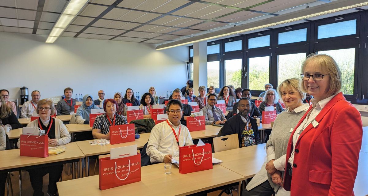 Viele Menschen sitzen bei der Eröffnungsveranstaltung der Internationalen Woche an der Jade Hochschule in einem Hörsaal