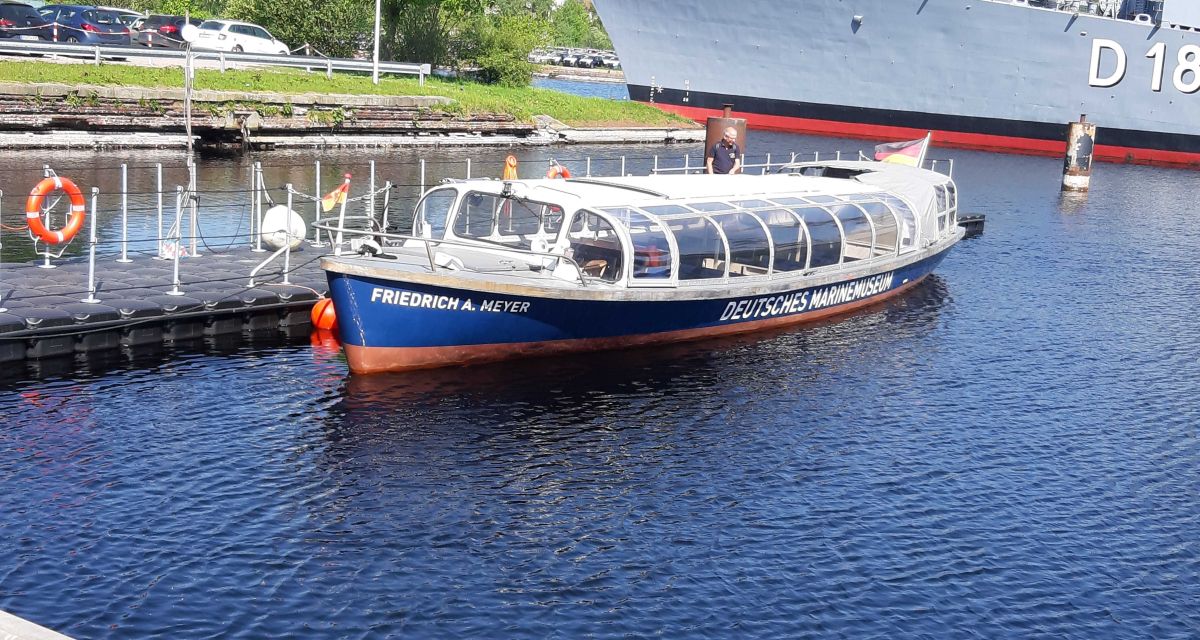 Die Barkasse Friedrich A. Meyer liegt am Schwimmsteg am Marinemuseum. Die Sonne scheint, das Wasser ist blau