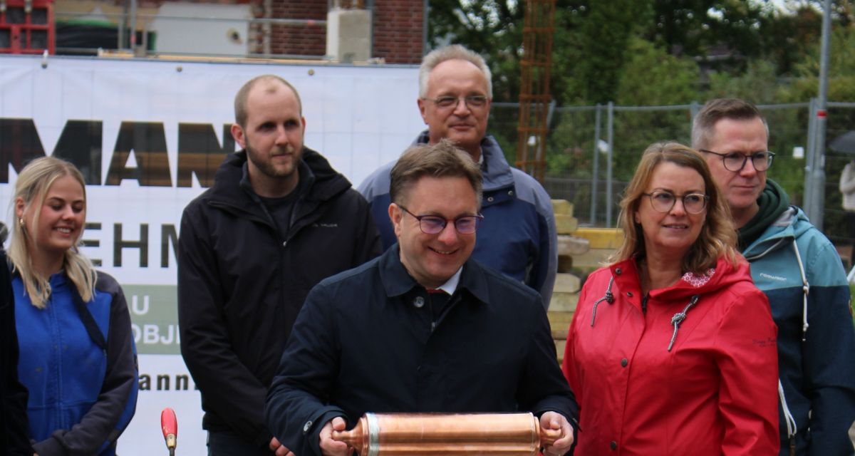 Jevers Bürgermeister Jan Edo Albers lässt anlässlich der Grundsteinlegung des Anbaus der Paul-Sillus-Schule eine Zeitkapsel in den Grundstein ein.