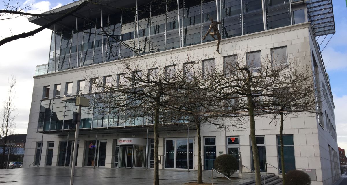 Das Sparkassengebäude in Wilhelmshaven von außen bei einem teilweise bewölkten Wintertag.
