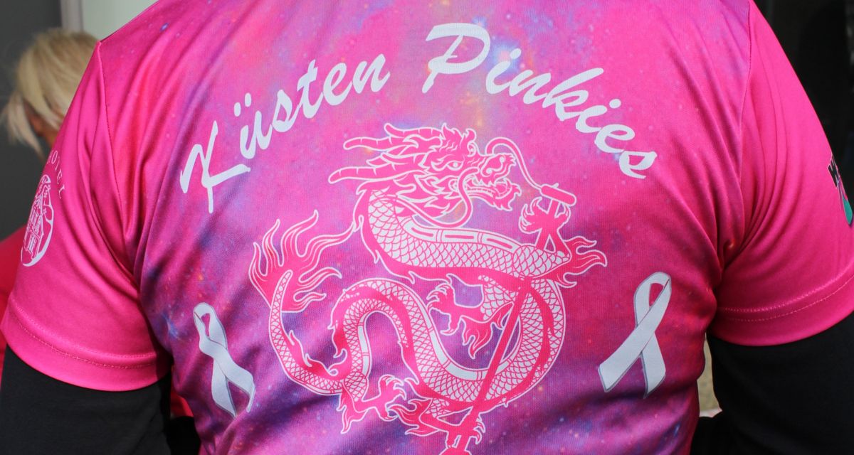 Zu sehen ist die Rückseite eines pinken Trikots mit der Aufschrift