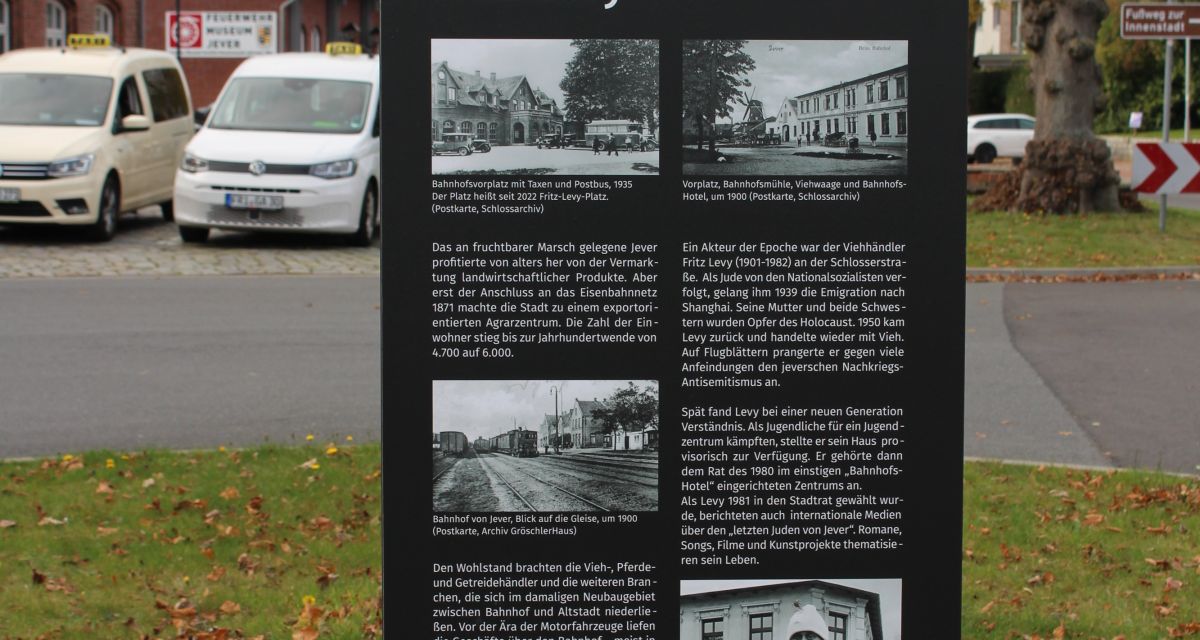 Auf dem Foto sieht man die neu eröffnete Stele zur Geschichte des Bahnhofsviertel Jever und zur Person Fritz Levy.