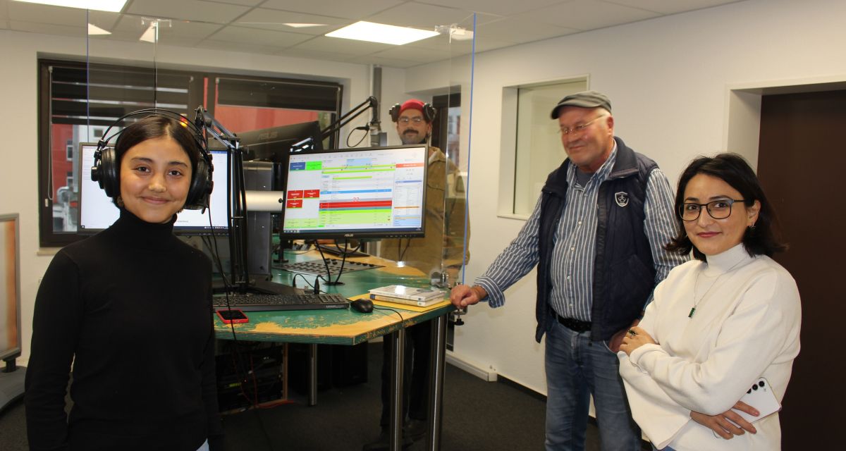 eine der nominierten für den Landschreiber Preis, Rana Faizi (links im Bild) besucht im Rahmen des Wettbewerbs die Region und wird im Studio B von Paul Niederstadt (hinten im Bild) interviewt. Rechts im Bild sind Tahira Faizi und Klaus Siewet, Vorsitzender der Jury.