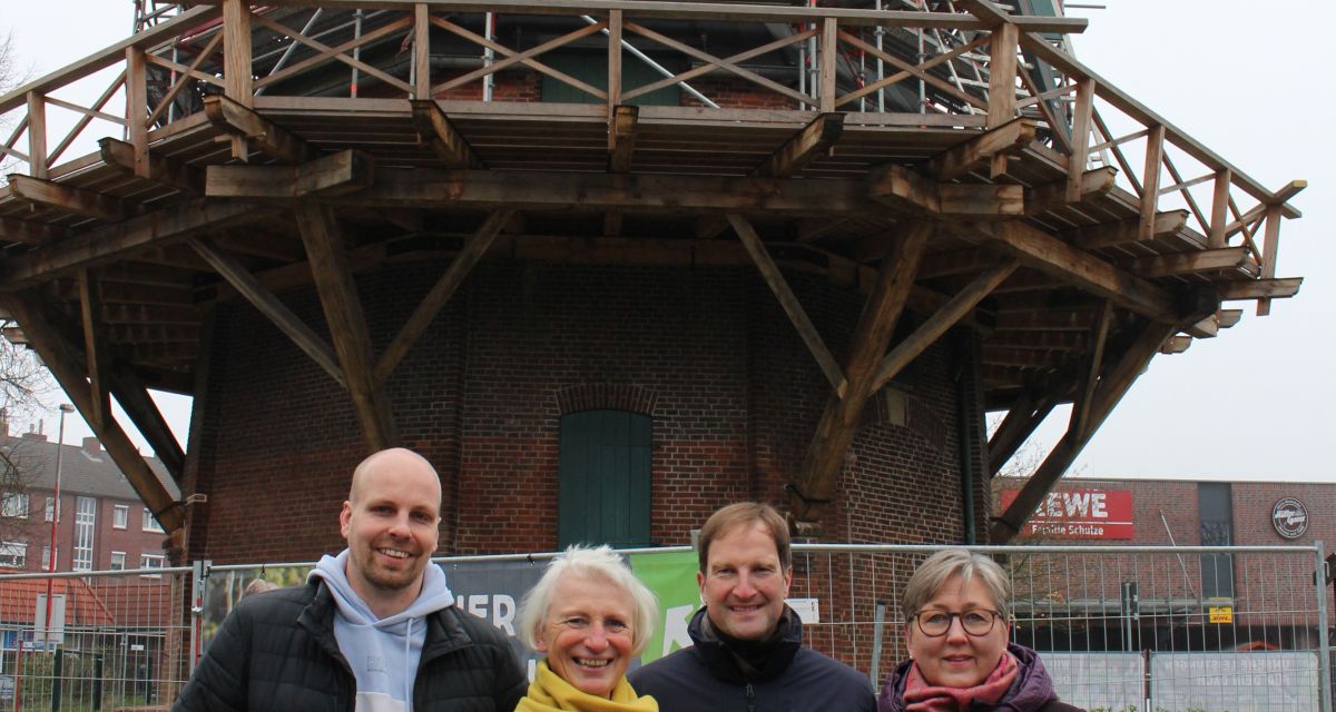 Zu sehen sind Chris Jakob, Niksa Marusic, Micaela Schweers-Sander und Anja Mandt vor der Kopperhörner Mühle in Wilhelmshaven.