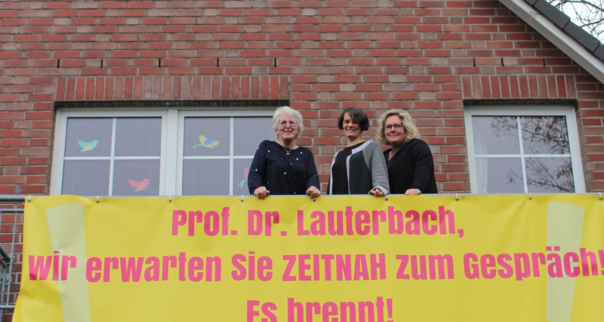Auf dem Foto stehen drei Frauen auf dem Balkon eines Seniorenpflegeheims. Von links: Hannelore Hildebrandt(Heim- und Pflegedienstleitung), Sylvia Pfeiffer (Pflegedienstleitung), Anke Kempert-Seiser (Praxisanleitung und stellvertretende Pflegedienstleitung). Am Balkongeländer hängt ein Banner mit der Aufschrift