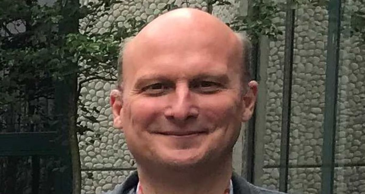 Portaitaufnahme eines fast kahlköpfigen Mannes