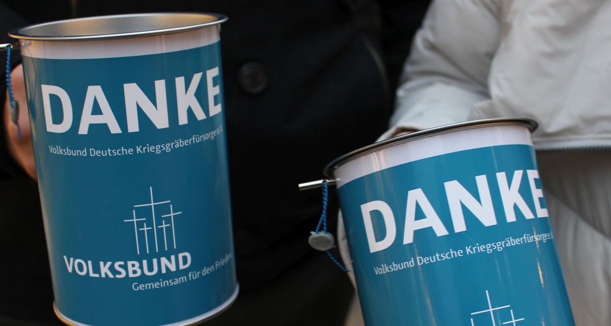 Zu sehen sind zwei Spendensammeldosen mit der Aufschrift