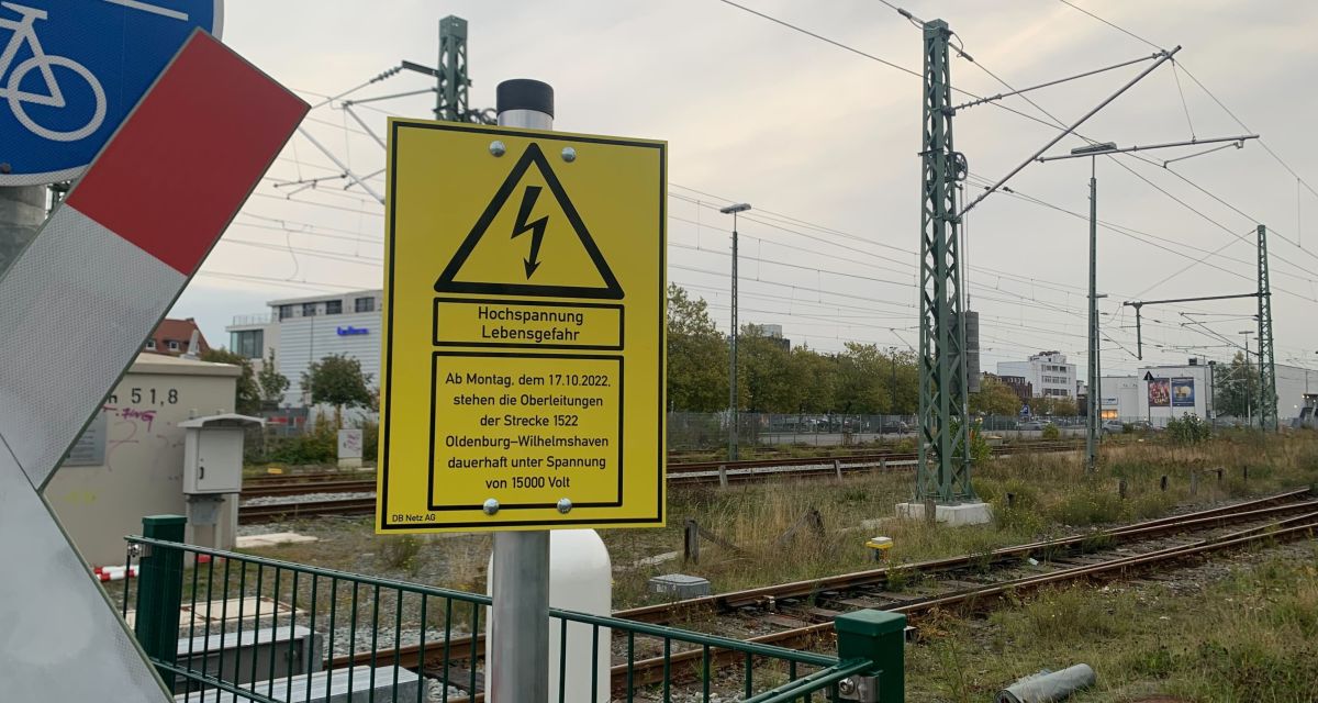 elektrifizierte Bahnstrecke im städtischen Bereich