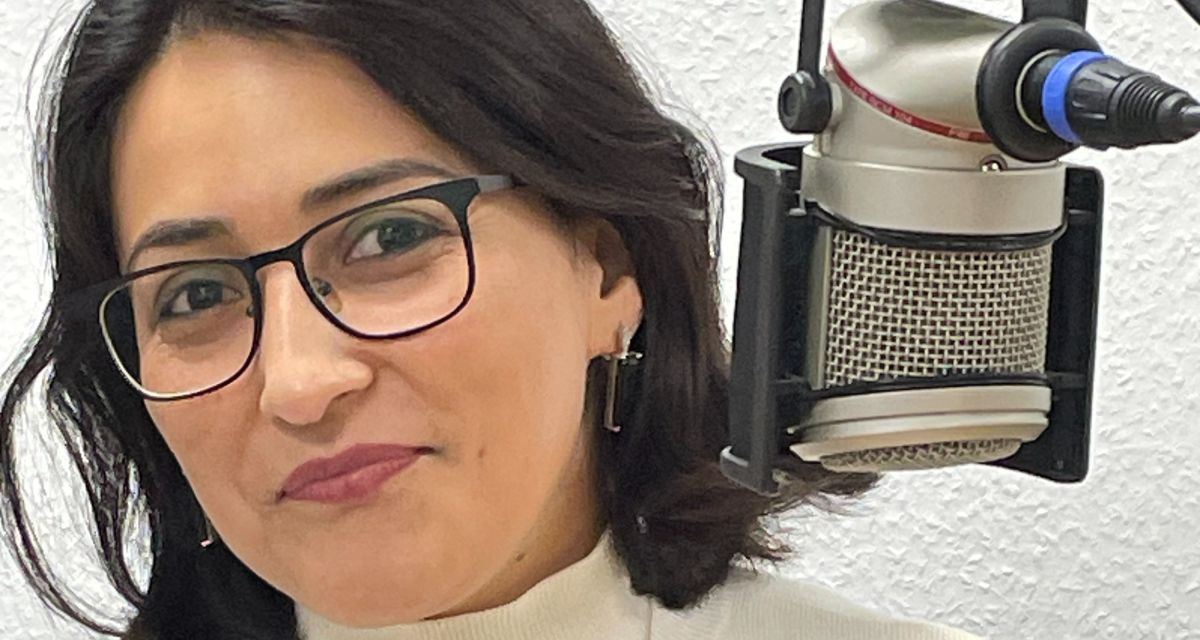 zu sehen ist das Portait einer Frau im Radiostudio