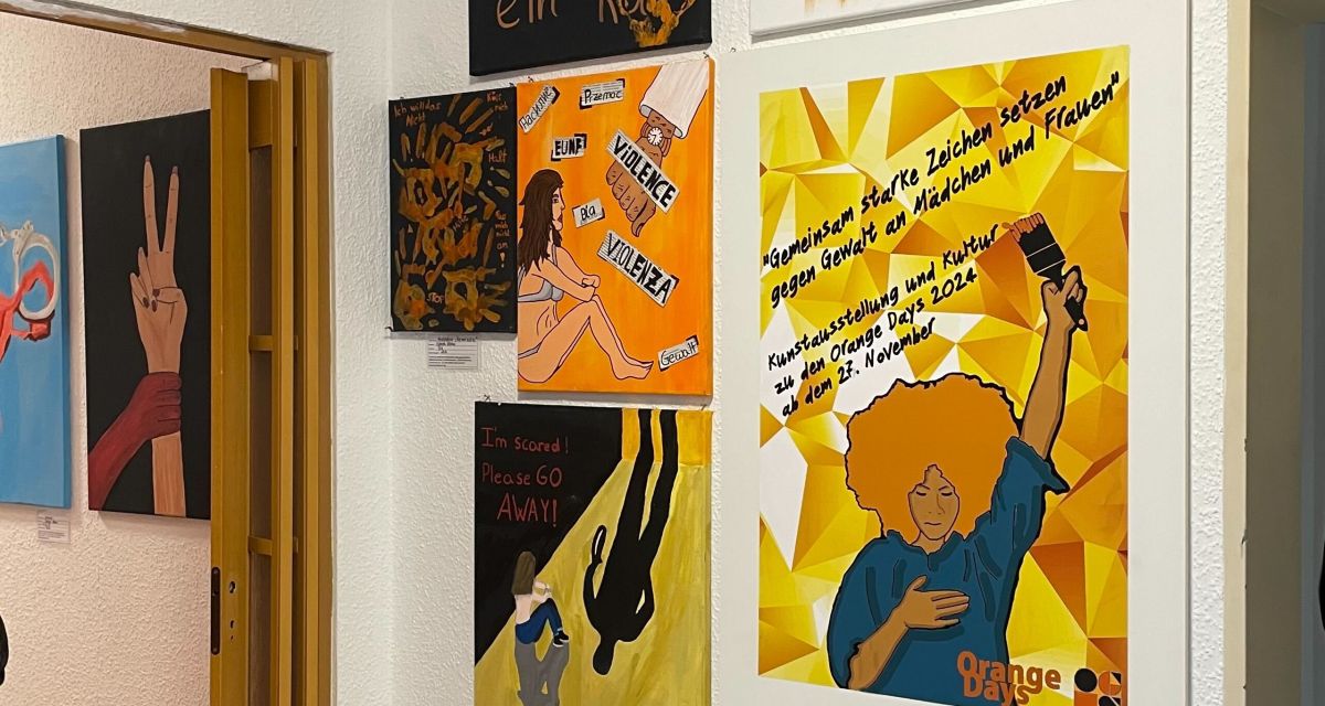 Zu sehen sind Bilder der Ausstellung