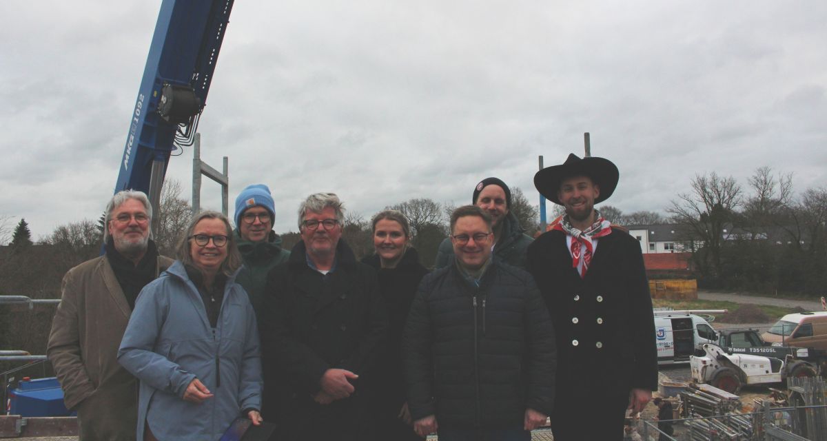 Auf der Baustelle des Kita-Neubaus haben sich zum traditionellen Richtfest versammelt (von links): Wolfgang Steinborn (pädagogischer Leiter des Diakonischen Werks), Elke Vredenborg (Vorsitzende des Bauausschusses), Oliver de Neidels (Vorsitzender des Schulausschusses), Rüdiger Möllenberg (Vorsitzender des Diakonischen Werks), Jasmina Wefer (Bauleiterin des Architekturbüros Piltz und Berends), Jan Edo Albers (Bürgermeister Jever), Merten Neu (Bauamt), Zimmermann Jens Honkomp.