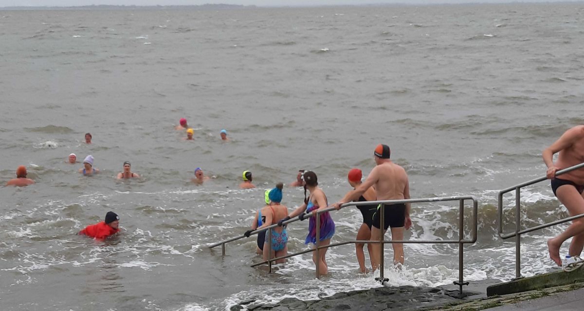 Winterschwimmer in grauer Nordsee