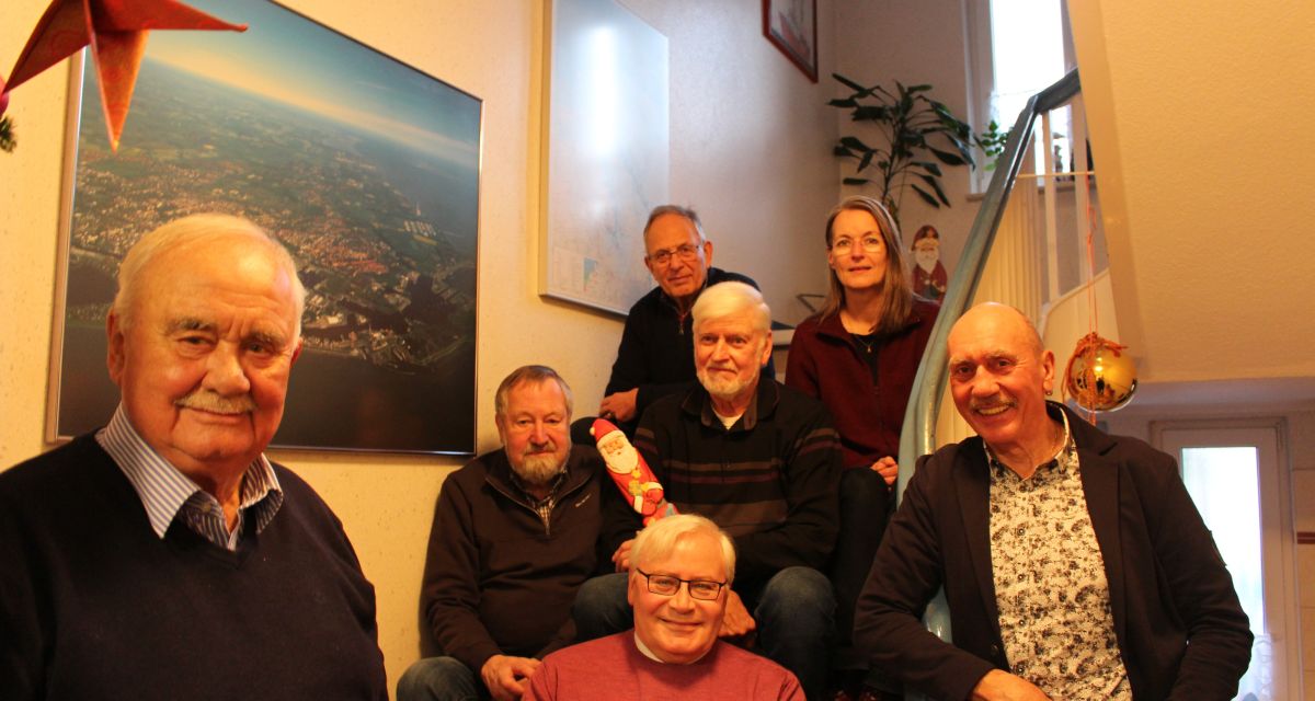 Auf dem Foto versammelt sich der Vorstand der Seemannsmission Wilhelmshaven um den neuen Seemannspastor Dr. Klaus Lemke-Paetznick.
Von oben, von links: Eberhard Quast, Martina Hoschatt, Heino Janssen, Hannfred Teerling, Wilfrid Adam (ganz vorne links) Dr. Klaus Lemke-Paetznick (mittig, sitzend), Dietmar Szech (stehend, rechts)