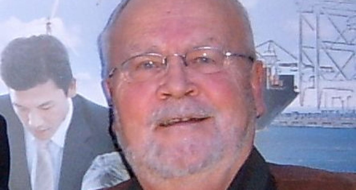 älterer Mann im Radiostudio