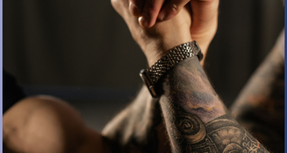 zu sehen sind zwei verschränkte Fäuste