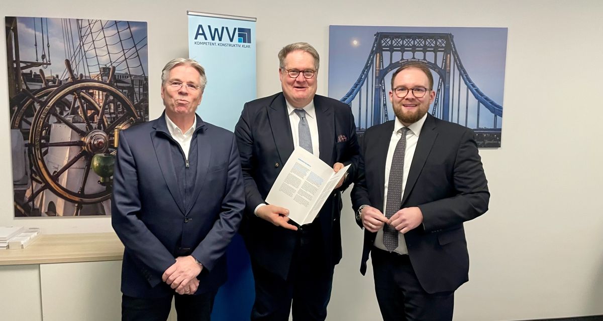 Thomas Bruns, Tom Nietiedt und Henning Wessels halten das Posotionspapier in die Kamera