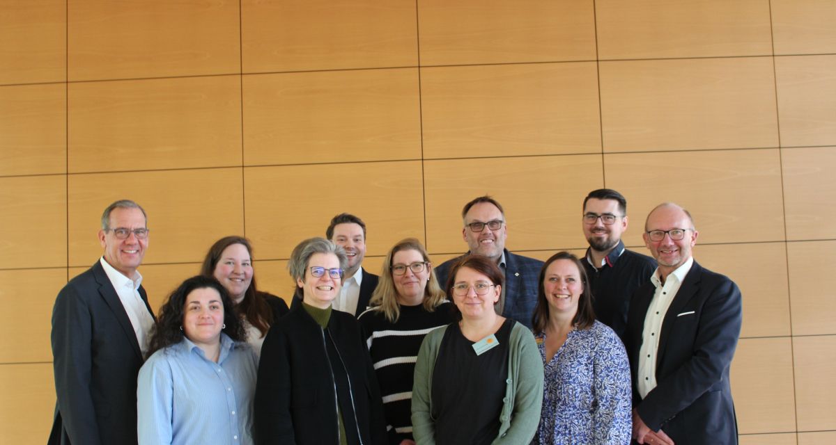 Die Sparkasse Wilhelmshaven überreichte am 08.01.2025 eine Großspende in Höhe von 40.000 Euro an die Familienzentren in Wilhelmshaven. Von links: Holger Sothmann (Sparkasse), Nelly Kevlishvili und Neele Zimmermann (beide SOS Kinderdorf), Claudia Lehnort (ev. Familienbildungsstätte), Christian Schwarte (Sparkasse), Nicole Stappenbeck (GPS), Lena Lachmund (Familienzentrum Ost), Klaus Puschmann (GPS), Imke Diefenbach-Janßen (Familienzentrum West), Alexander Witton (Caritas) und Bernd Watermann (Sparkasse).