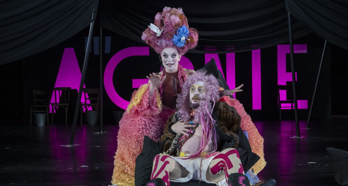 Zu sehen sind zwei Schauspieler*innen der Landesbühne Niedersachsen Nord in einer Inszenierung von Molières