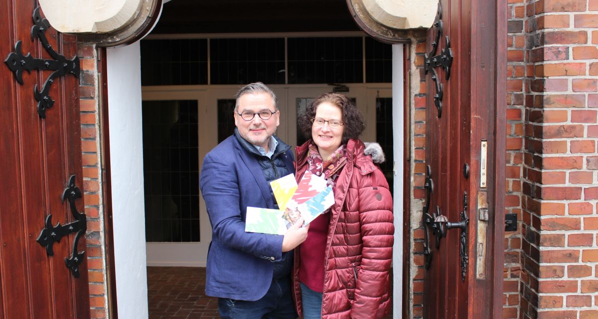 Zu sehen sind Pastor Rainer Claus und Pastorin Doris Möllenberg von der Havenkirche wie sie die vier Programmhefte vorstellen.