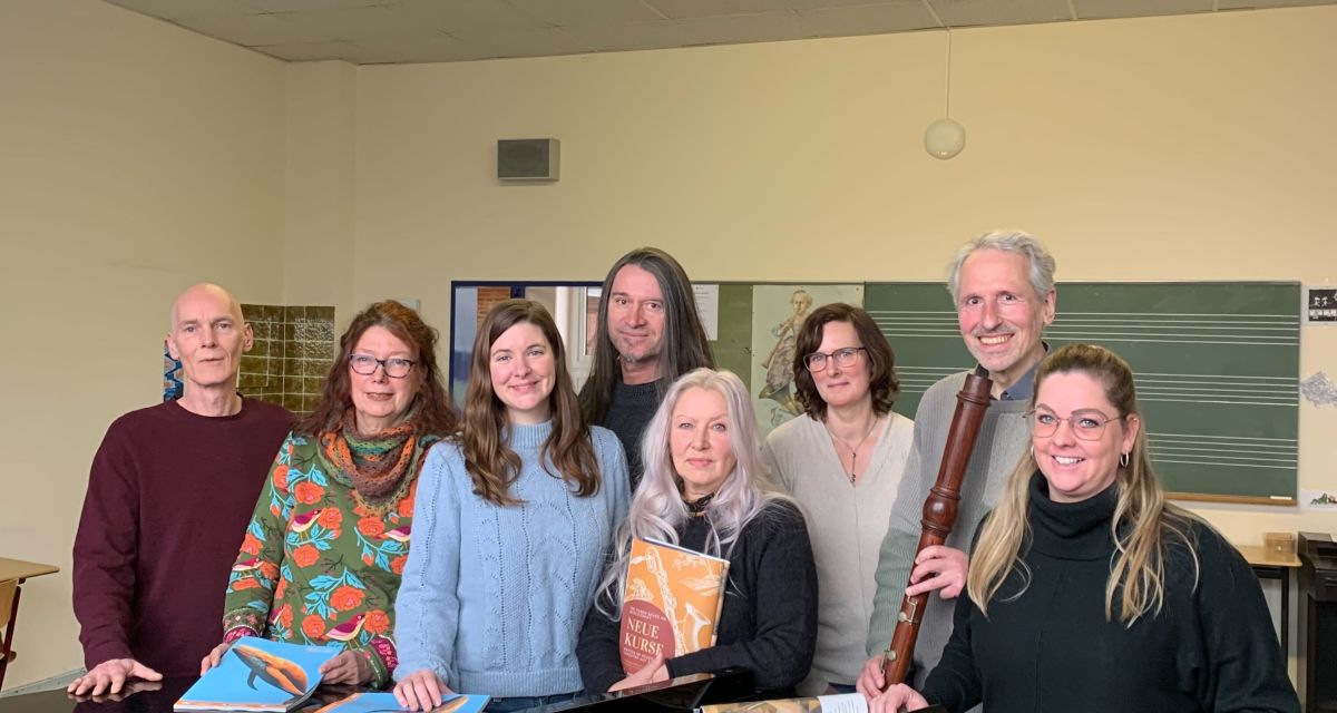 Das Team der Musikschule Wilhelmshaven hat ihr Programm für das erste Halbjahr 2025 vorgestellt. Von Links: Michael Fechner, Simone Hörter, Lisa Solomon, Andreas Schütte, Svitlana Semran, Maike Fauerbach, Ulrich von Treichel und Katharina Sapozhnikov.