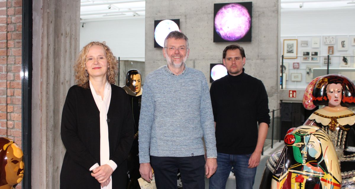 Petra Stegmann, Christoph Goritz und Michael Stockhausen stehen im Foyer der Kunsthalle vor Skulpturen der nächsten Ausstellung 