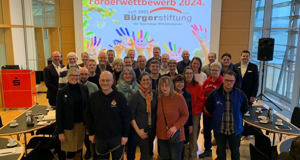 Die Bürgerstiftung der Sparkasse hat am 14.01.2025 die Gewinner des Förderwettbewerbs 2024 prämiert. Auf dem Foto sind Vertreter*innen der Sparkasse WIlhelmshaven (Bernd Watermann, ganz links hinten; Daniela Meinert, ganz hinten, zweite von links; Christian Schwarte, ganz rechts hinten) und Vertreter*innen der geförderten Vereine.