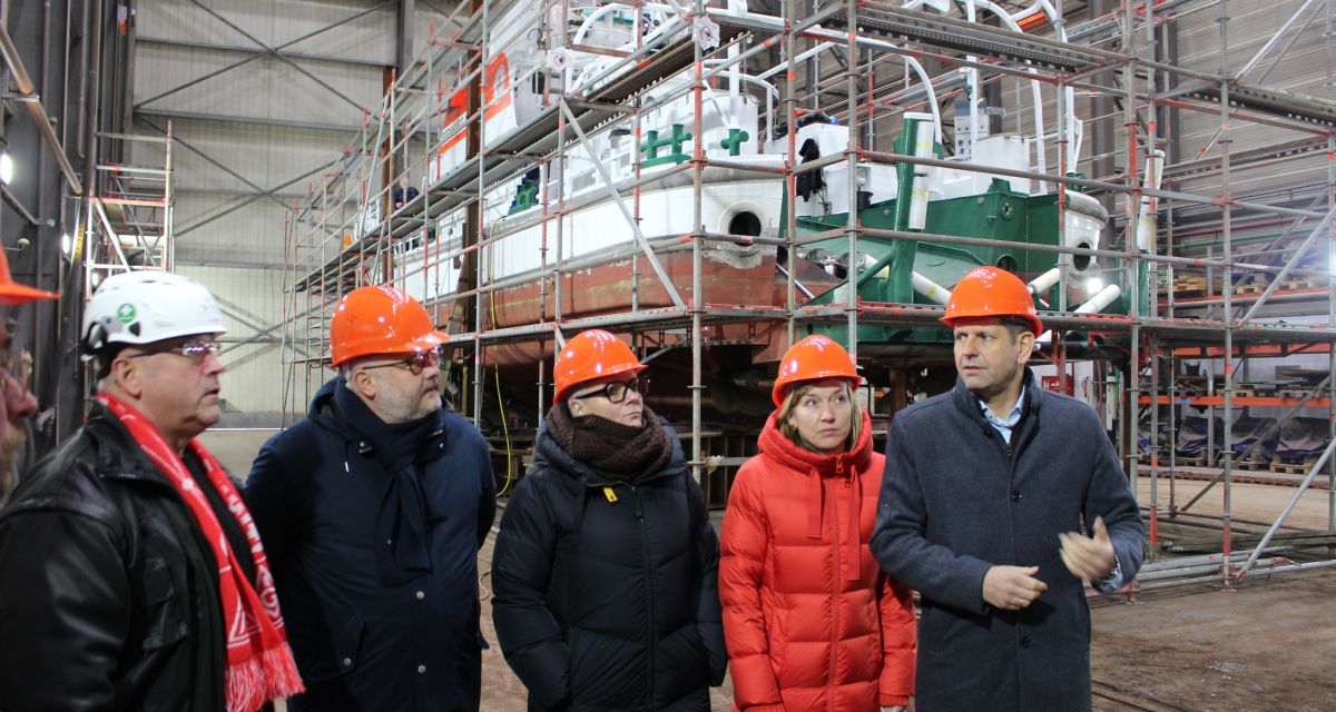 Niedersachsens Wirtschaftsminister Olaf Lies sowie die Parlamentarische Staatssekretärin im Bundesverteidigungsministerium und Bundestagsabgeordnete Siemtje Möller besichtigen auf Einladung der IG Metall Küste die Jadewerft in Wilhelmshaven zusammen mit Betriebsräten von Werften und Zulieferern aus Niedersachsen sowie Gewerkschaftsvertretern.