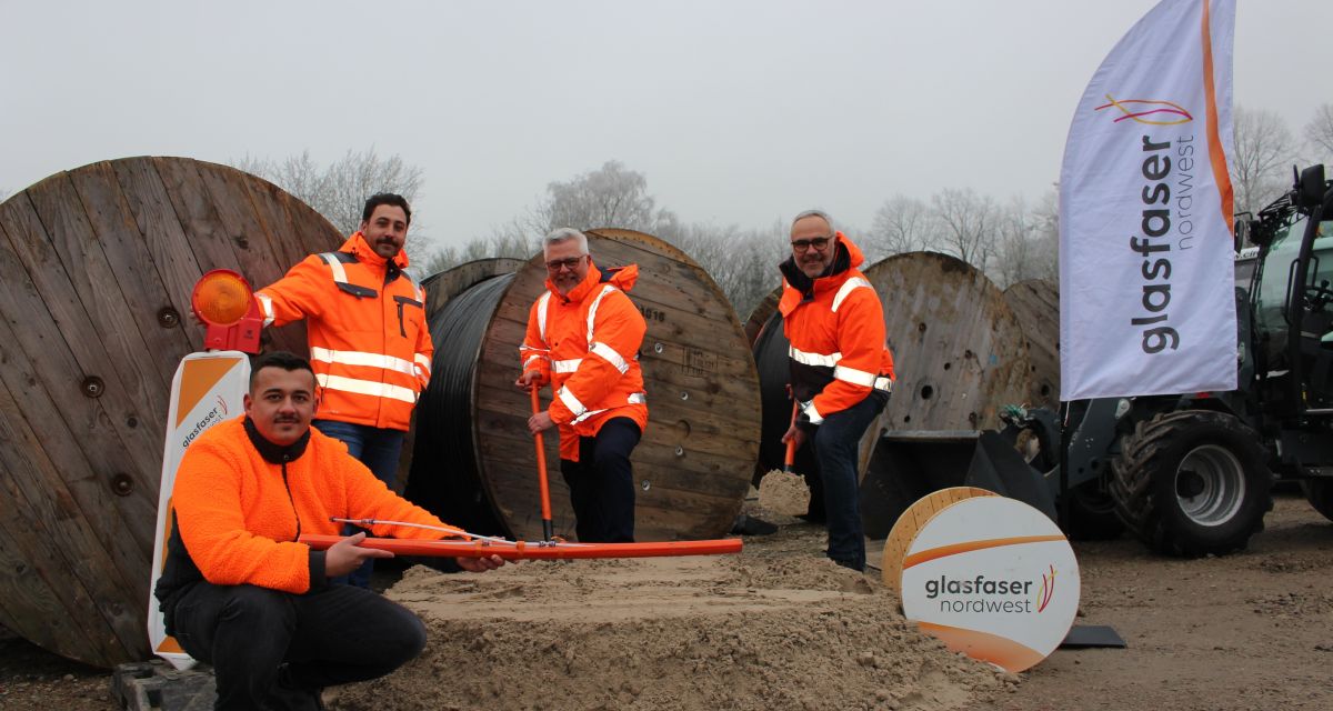Auf dem Foto ist der symbolische Spatenstich zum Glasfaserausbau in Sande-Neustadtgödens zu sehen. Von links: Hamza Kosuta und David Braun (beide Kolonnenarbeiter bei Glasfaser Nordwest), Sandes Bürgermeister Stephan Eiklenborg und Carsten Höfinghoff (Kommunalmanager Glasfaser Nordwest). 