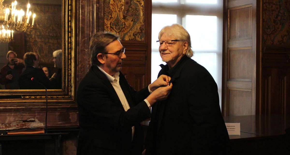 Frieslands Landrat Sven Ambrosy überreicht Gerd Wolfagng Brandt das Verdienstkreuz am Bande.